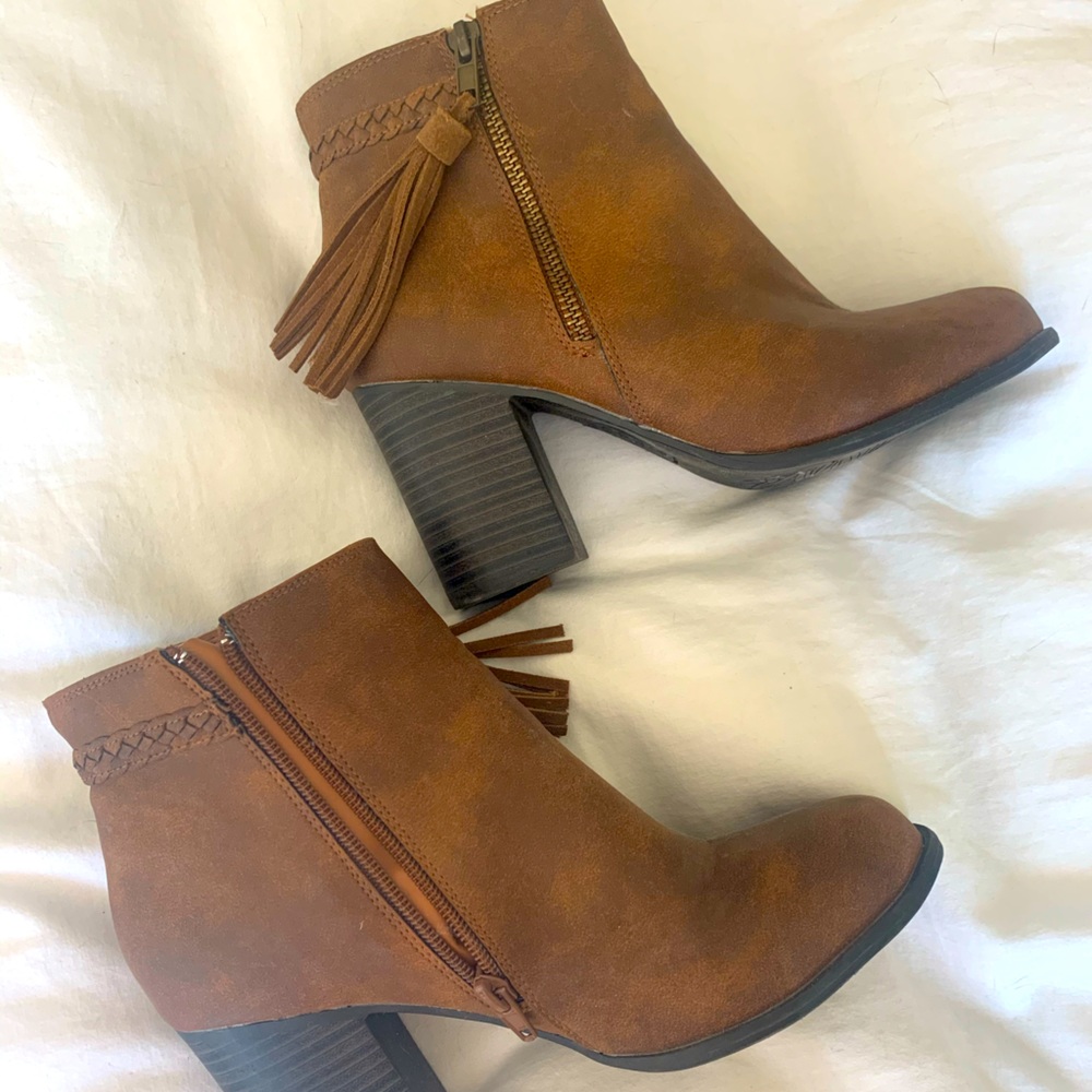 Cute cognac boots, w/ braid and tassel detail